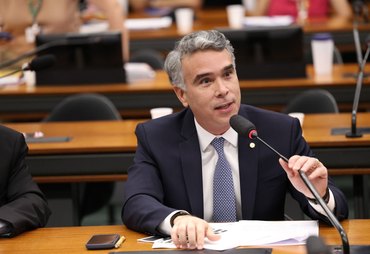 Rafael Brito aprova projeto que beneficia pessoas em tratamento do câncer