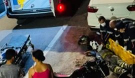 Motociclista bate em táxi que estava estacionado e fica preso embaixo do veículo