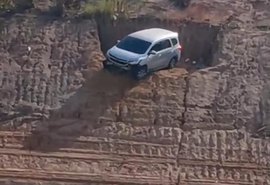 VÍDEO: Carro cai em ribanceira e quase despenca de vez na Av. Marília Mendonça, em Maceió