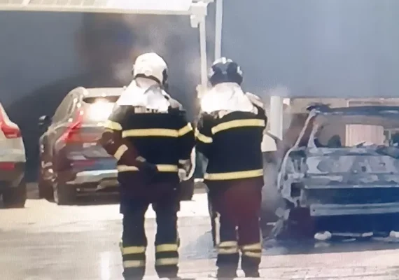 Carro elétrico de luxo pega fogo dentro de concessionária em Maceió