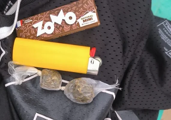 Homens são flagrados com drogas e detidos no Marco dos Corais