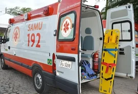 Colisão entre carro e caminhão deixa homem preso às ferragens em AL