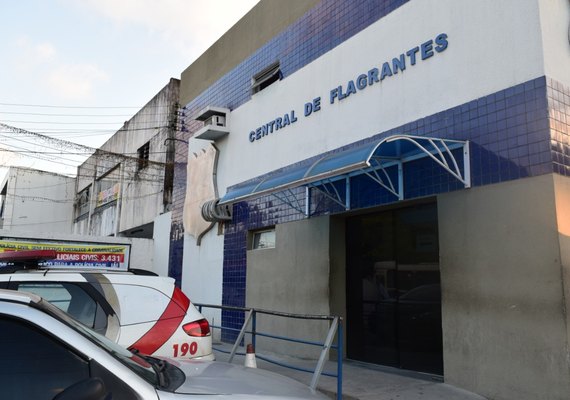 Duas jovens foram presas com pedras de crack no Bairro da Jatiúca