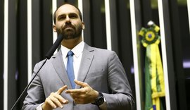 Professora pede abertura de investigação contra Eduardo Bolsonaro