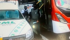 Homem é morto a facadas dentro de ônibus durante discussão por uso de máscara