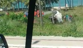 Vídeo: Sem freio, caminhão atravessa Rota do Mar e tomba nos coqueirais de Guaxuma