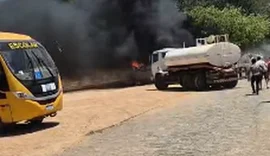 Incêndio atinge Secretaria de Obras em Coité do Nóia e ônibus fica em chamas