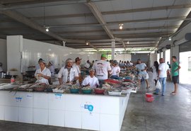 Vendedores relatam baixa procura por pescados antes da Semana Santa, em Maceió