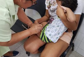 Vacinação segue em postos volantes no fim de semana