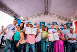 Paulo Dantas inaugura avenida e entrega 97 títulos agrários em Delmiro Gouveia