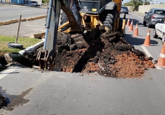 Obra emergencial interdita trecho da Av. Assis Chateaubriand em Maceió