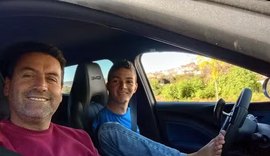Jovem que nasceu sem os braços conquista CNH dirigindo com os pés