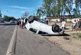 Carro capota após ser fechado por motocicleta