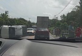 Capotamento em Satuba deixa trânsito lento na BR-316