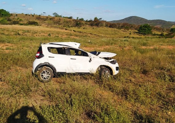 Idoso morre e esposa fica ferida em capotamento na AL-115