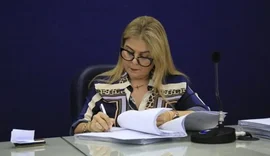 Vereadora se licencia na Câmara de Maceió e passa mandato para o próprio filho
