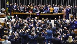 Deputados aprovam projeto que cria piso salarial da enfermagem
