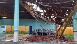Parte do teto de escola desaba na parte alta de Maceió