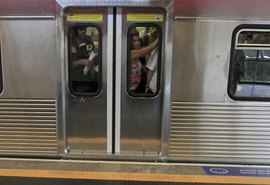 Homem foge após ejacular em mulher dentro do trem