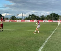 Em transição, goleiro Matheus Albino treina com bola no CT após cirurgia