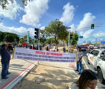 Ex-funcionários do Hospital Veredas fazem novo protesto na Avenida Fernandes Lima em Maceió