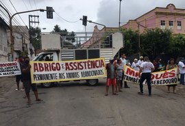 Famílias protestam por soluções para quem sofre de ilhamento socioeconômico