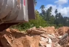 VÍDEO: Motorista de caminhão-caçamba é preso em flagrante por crime ambiental no Rio Ipioca
