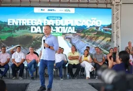 Renan Filho entrega obra e ataca políticos que colocam Estado em risco