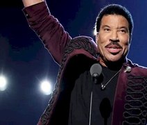 Lionel Richie é internado na UTI após passar mal durante show nos Estados Unidos