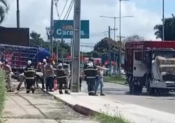 Caminhão com botijões de gás pega fogo na Durval de Góes Monteiro