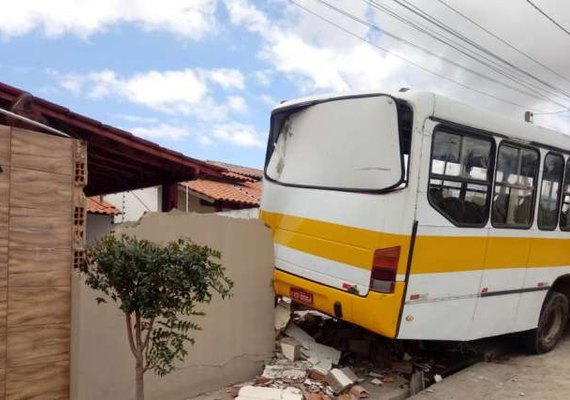 Ônibus invade residências e causa estragos em município de Alagoas
