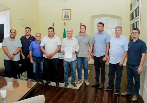 Prefeito assina ordem de serviço para obras de drenagem no Ouro Verde, Litoral e Cacimbinhas