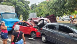 Vídeos: caminhão perde freio em ladeira e causa engavetamento com seis veículos