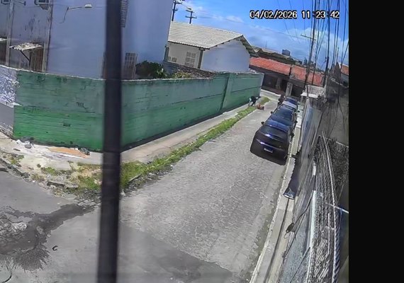 VÍDEO: mulher é assaltada à luz do dia no Jacintinho e leva queda durante a ação, em Maceió