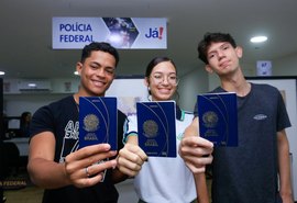 Governo de Alagoas entrega kits para estudantes que participarão de intercâmbio na Inglaterra