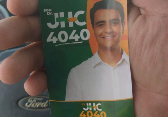 Mais de 300 mil santinhos ilegais do irmão de JHC são entregues à Justiça
