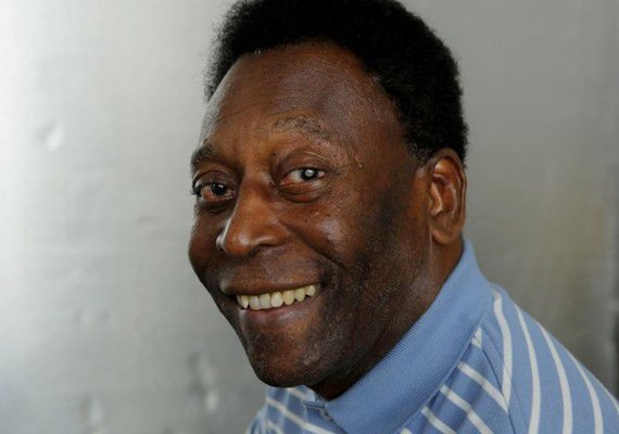 Pelé volta a ser internado para seguir tratamento de tumor