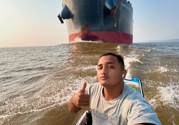 Vídeo: Homem navega tranquilamente em frente a imenso navio