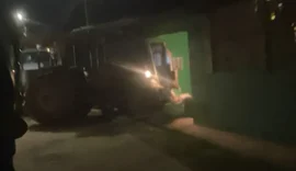 Trator desgovernado mata homem e fere mulher em Penedo