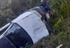 Arapiraca: carro cai em ribanceira e passageiro morre