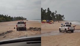 Caminhonete é flagrada pilotando na faixa de areia da Praia de Ipioca, em Maceió