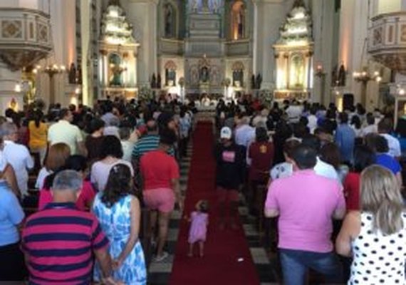 Fiéis lotam Catedral Metropolitana durante missa em honra à Nossa Senhora dos Prazeres