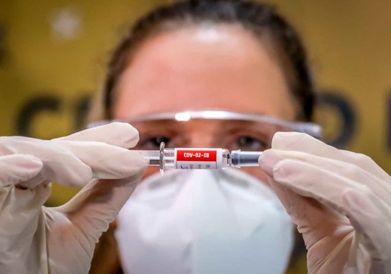 Retomada de testes da vacina de Oxford acontece hoje no Brasil