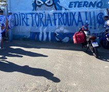 Torcedores do CSA protestam no CT Gustavo Paiva