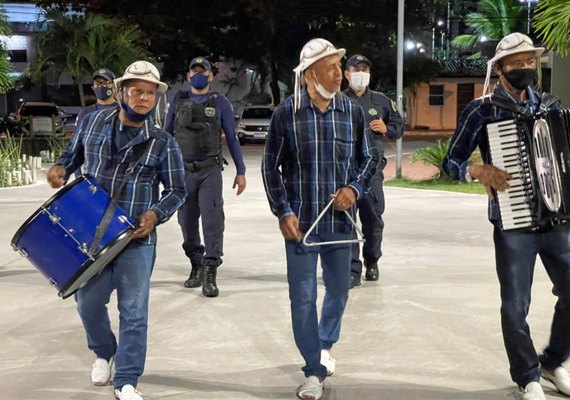 Banda da Guarda alegra a noite de moradores e pedestres com muito forró