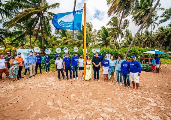 Certificação turística internacional bandeira Azul é hastada na praia do Patacho, em Porto de Pedras