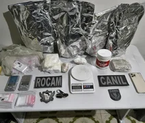 PM apreende armas e quase 22 quilos de drogas em AL