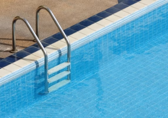Irmãos gêmeos de 1 ano e 4 meses morrem afogados em piscina de casa