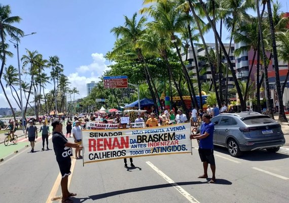 Em protesto pacífico, movimento de vítimas da Braskem 'tomam' a cadeira gigante na Ponta Verde
