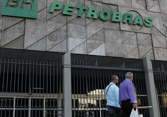 Com alívio da guerra, Petrobras reduz preço do querosene de aviação